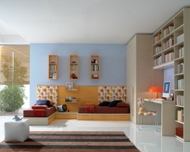 Дизайн интерьера комнаты для подростка с высокими шкафами