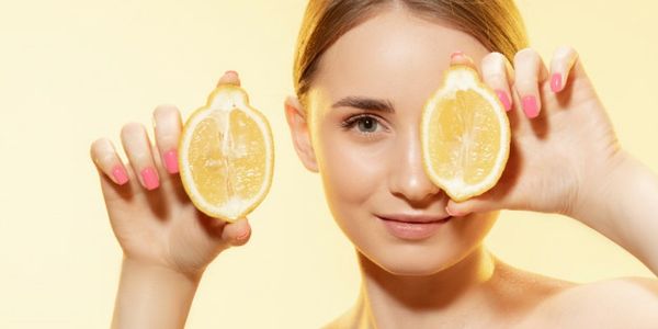 Kandungan vitamin (C) dalam lemon ini memiliki sifat sebagai   antioksidan untuk membantu tumbuhnya new sel kulit and menunjang kesehatan kulit.