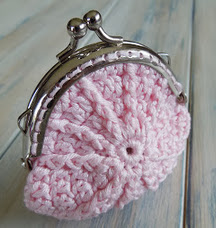 http://translate.googleusercontent.com/translate_c?depth=1&hl=es&rurl=translate.google.es&sl=auto&tl=es&u=http://happyberrycrochet.blogspot.co.uk/2013/06/how-to-crochet-coin-purse-and-sew-in.html&usg=ALkJrhhkMvdNoIZmKz88QvlUkitZ-WTIew