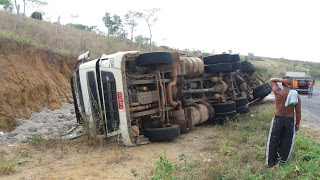 Caminhão tomba no anel rodoviário de Macajuba, na manhã desta segunda-feira (13)