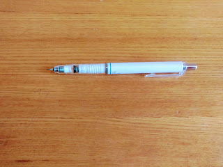 机にペンを置き心の境界線を作る