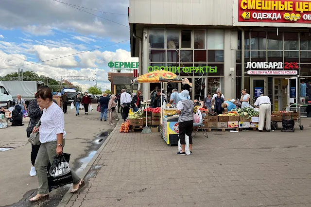 Химки, Московский проезд, площадь перед железнодорожной станцией Химки, торговый комплекс «Фермер Подмосковья», торговый центр «Маяк»