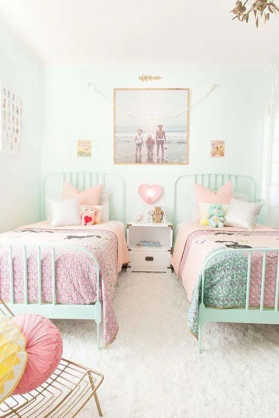 quarto pequeno para duas meninas com duas camas