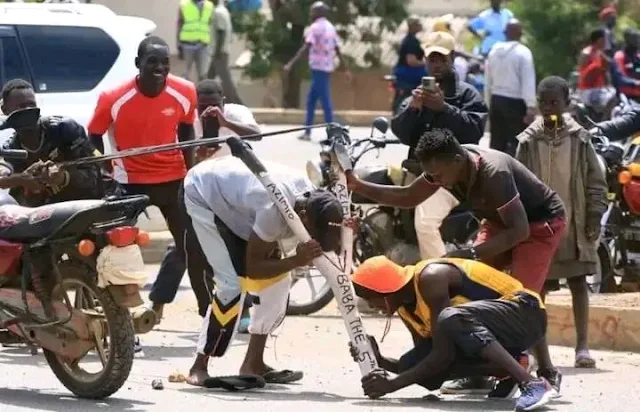 Giant Catapult to hit Police officers with stones