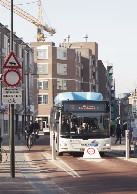 Bus wordt geblokkeerd door beweegbare drempel