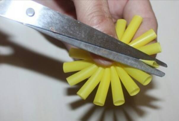 Cara membuat  bunga matahari yang cantik dari  sedotan  plastik 