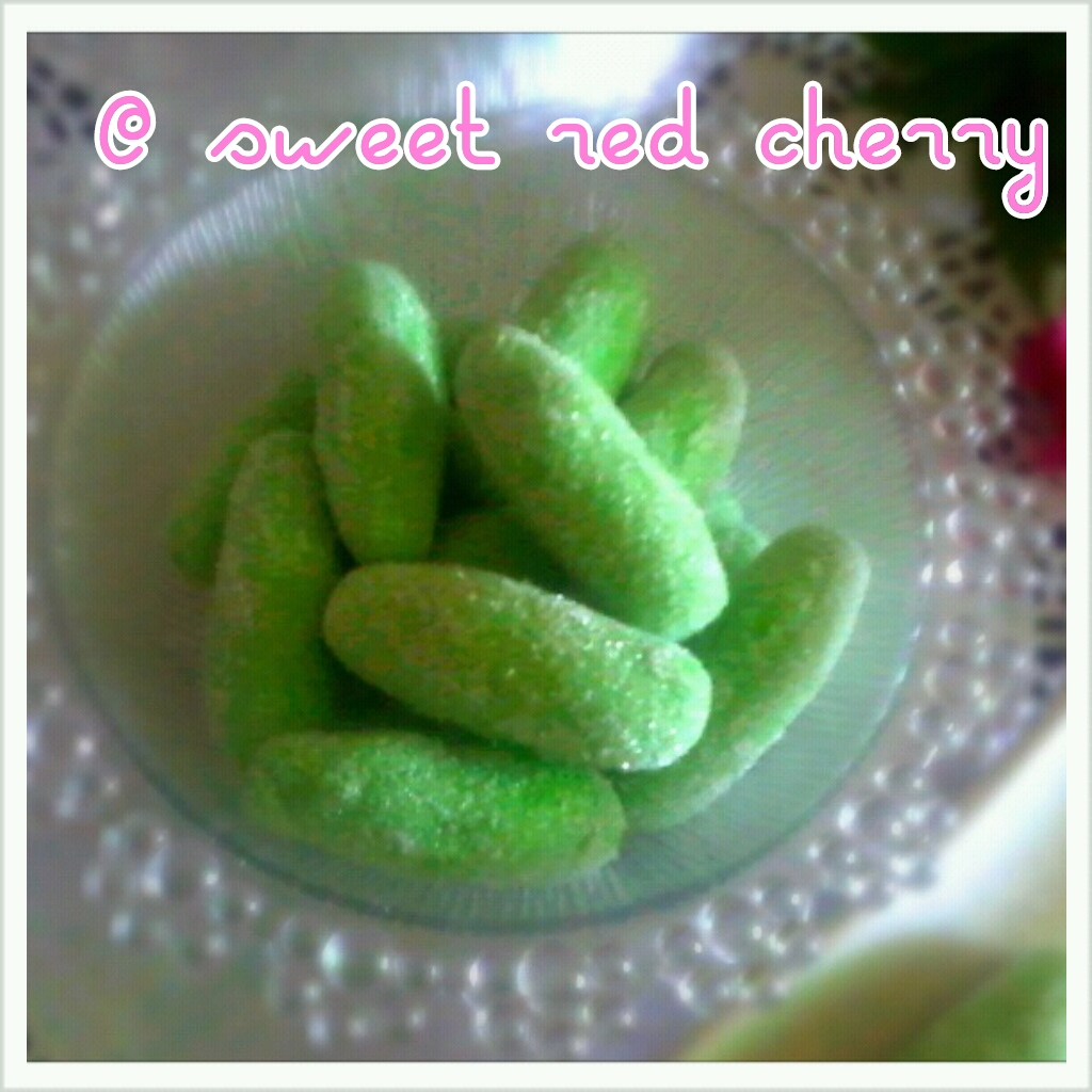 Sweet red cherry: BISKUT ULAT BULU