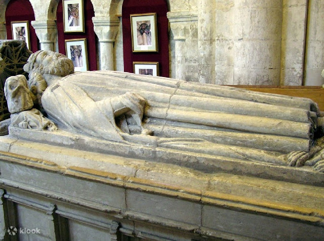 Могила короля Ательстана в аббатстве Малмсбери, Малмсбери, Англия