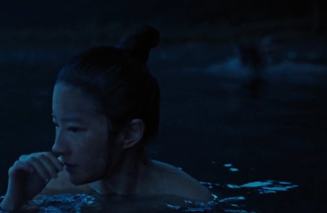 Adegan Mulan mandi di danau