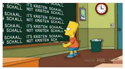 bart simpson escribiendo en la pizarra el nombre corregido de la actriz kristen schaal