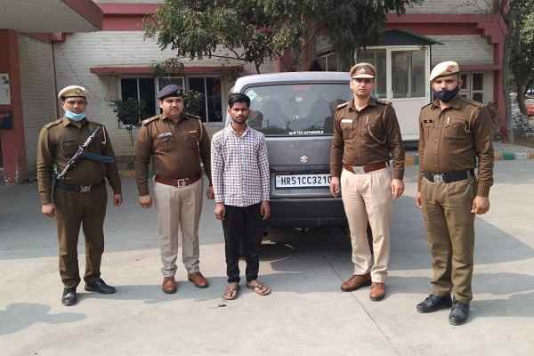 faridabad-thana-mujesar-police-prevent-maruti-eco-car-chori