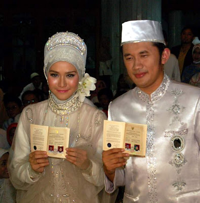 bikini Hanung Bramantyo dan Zaskia Adya Mecca go to wedding glamour stars