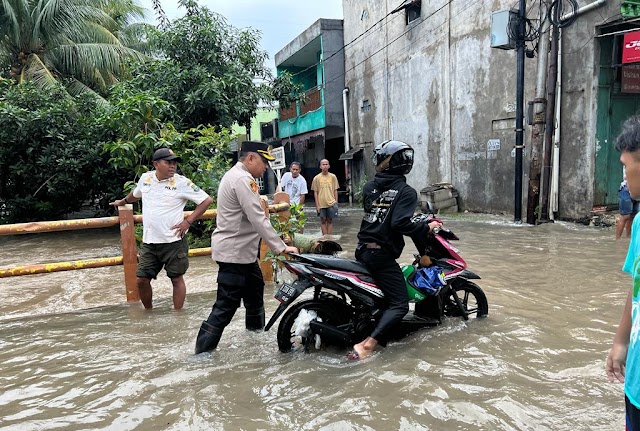 Imbas Hujan Semalaman, Wakapolresta Tangerang Pantau Genangan Air di Daerah Cikupa