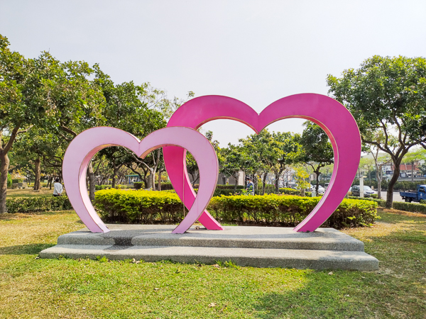 台中大里環保公園有台戰車的公園，還有兒童遊戲區和體健設施