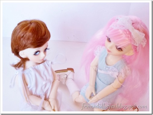 The pink haired bjd (Yuna) is complimenting the wig, so the new doll decides he likes it just fine.