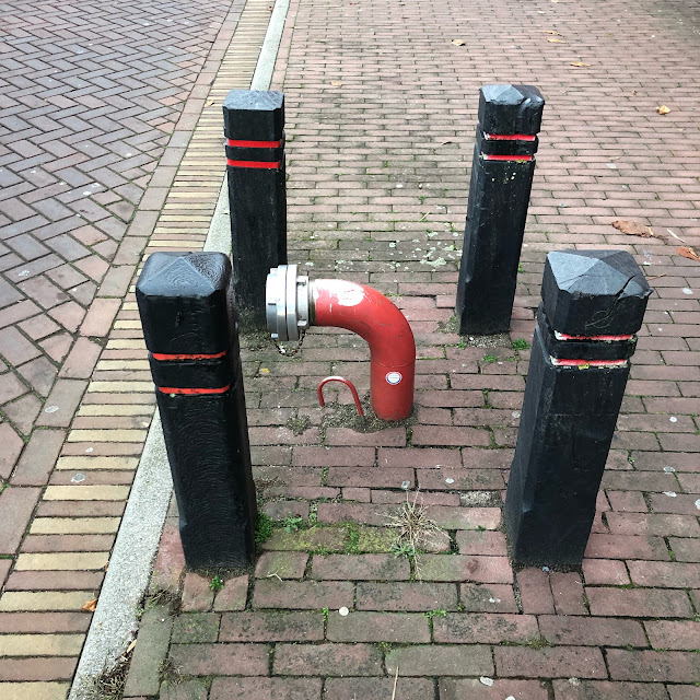 Kunststof afzetpalen zwart 150x150 mm met diamantkop en 2 reflecterende banden rood/wit, Zevenaar, december 2018