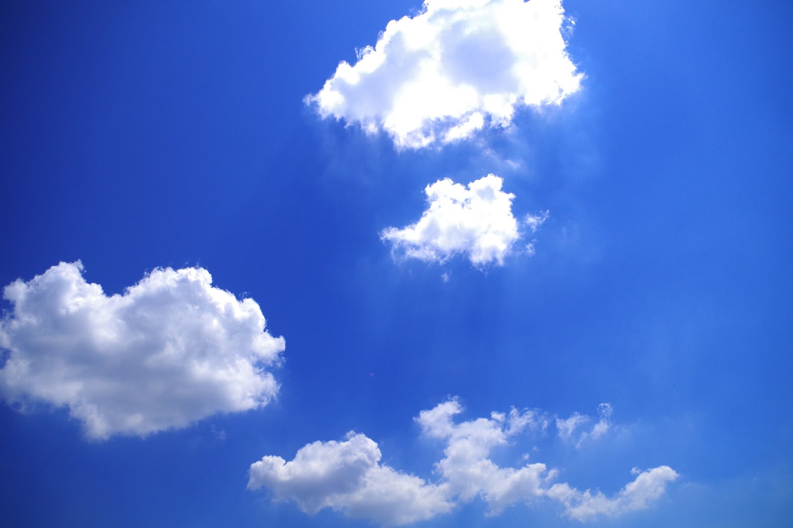 初心者 写真スポット散歩 一眼レフカメラ 空 夏の蒼