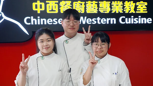 ▲大葉大學餐旅系大三生張馥薇(左)、周明新(中)、鍾美淇(右)獲教育部學海築夢補助，將赴澳洲實習一年。（記者林明佑翻攝）