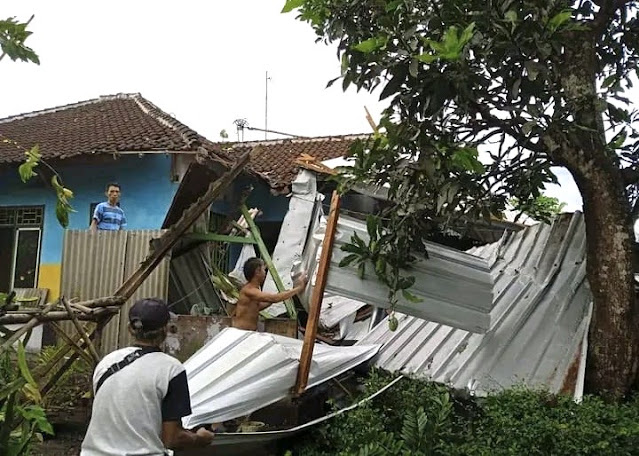 Hujan deras disertai puting beliung terjang 4 kecamatan di Loteng, puluhan bangunan rusak dan warga luka-luka