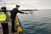 Jelang HUT Bhayangkara Ke-75 Polres Morowali Tabur Bunga di Pelabuhan Bungku