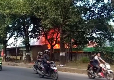 Kebakaran di Watubelah Cirebon, Menghanguskan Warung dan Tumpukan Karet