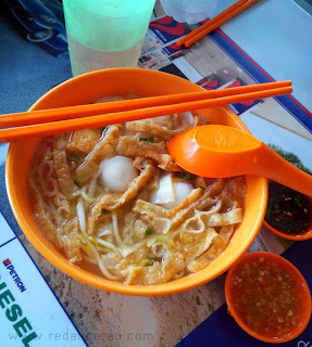 Food lover, foodgasm, Malaysian Cuisine, Malaysian Food, Best food in Malaysia, Travel to Malaysia, What to eat in Malaysia, Chicken Fried Mee, Mee, Mee hoon, Fishball soup, Food bloggers in Pakistan, tofu, Yee Mee, Laksa