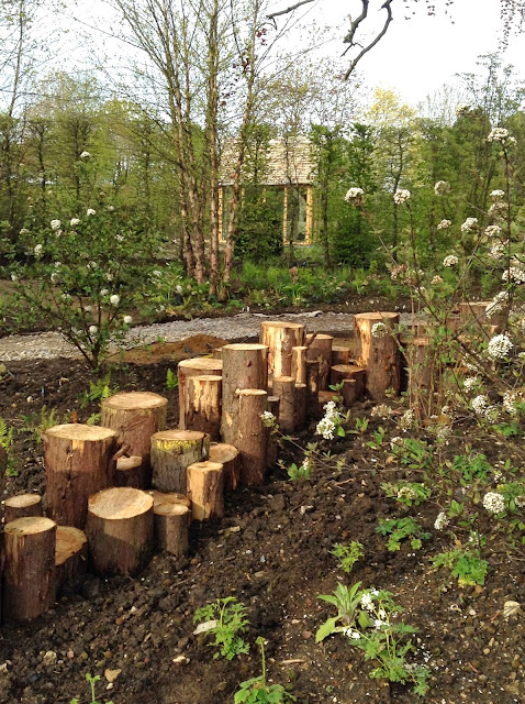 Bestique Design - The log path in the Woodland Garden, next to the Treehouse - Photo Noemi Mercurelli