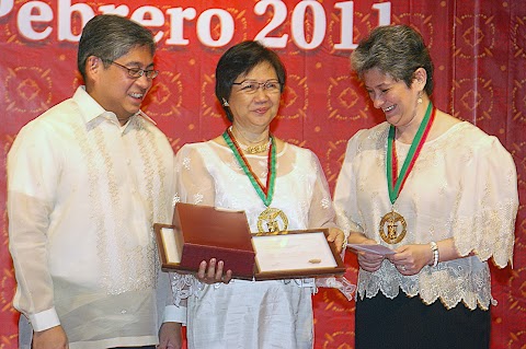 Dr. Merle C. Tan bags the 2011 Gawad Chanselor sa Natatanging REPS