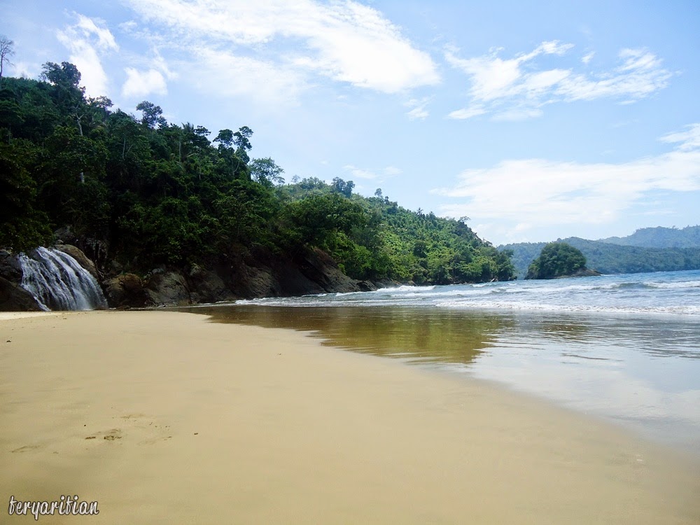 Pemandangan Pantai Banyu Anjlok Malang