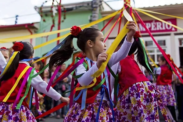 riqueza-cultural-do-brasil-festa-do-divino-resumo-indagacao