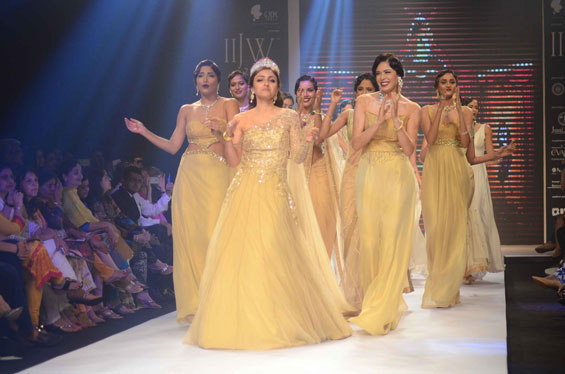 Soha Ali Khan's Golden Ramp Moment at IIJW 2015