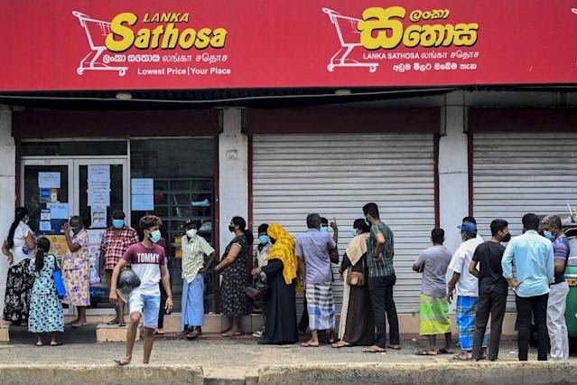 லங்கா சதொச நிறுவனம்  நான்கு பொருட்களின் விலைகளை குறைத்துள்ளது.