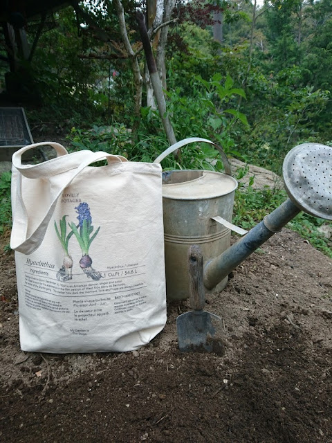 The hyacinth canvas tote bag is looking better even gets dirt by soil and mud.