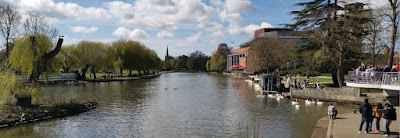 Stratford-upon-Avon está bañada por el río Avon.