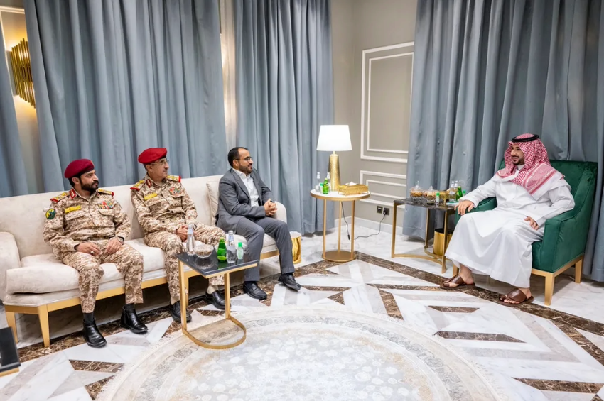 Ministro da Defesa saudita, príncipe Khalid bin Salman (R), se reúne com uma delegação dos rebeldes Houthi do Iêmen em Riade, Arábia Saudita | Governo saudita via AP