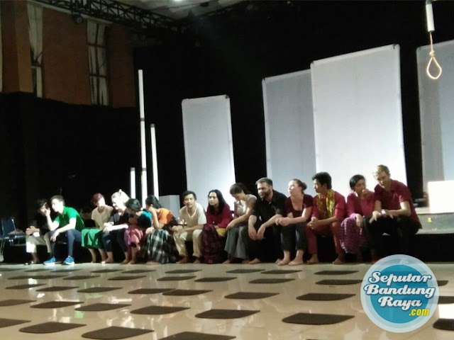 Pergelaran Teater "Cahaya Memintas Malam" di UPI Bandung