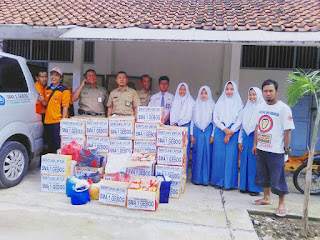 Penerimaan Bantuan Logistik dari SMA 1 Gebog