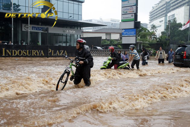 Kota Jakarta Banjir, Inilah Alasan Kenapa Warga Jakarta Pertahankan AHOK !