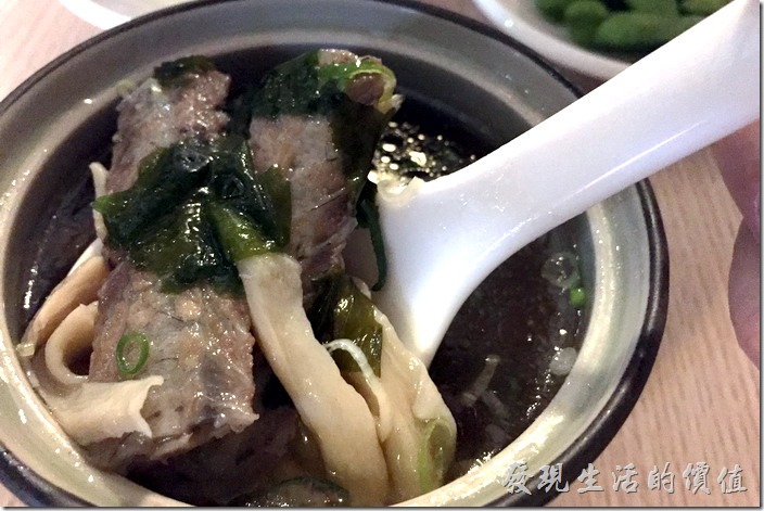 台南-鰻丼作好吃的鰻魚飯。一湯匙撈起來裡頭友好幾根鰻魚骨，這鰻魚骨不能吃喔，就是熬煮湯頭用的。