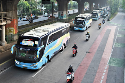 (Kiri-kanan): Direktur Angkutan Jalan Kementerian Perhubungan RI Suharto, Direktur Sarana Transportasi Jalan Kementerian Perhubungan RI Danto Restyawan, dan General Manager Honda Customer Care Center PT Astra Honda Motor, Antok Yuniarso melepas keberangkatan 17 truk yang mengangkut 613 sepeda motor pemudik pada acara Mudik Bareng Honda di Bhanda Ghara Reksa, Kelapa Gading, Jakarta Utara menuju Yogyakarta dan Semarang pada Senin (17/4/2023).