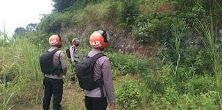 Patroli Tim SAR Kompi 3 Batalyon B Pelopor Sat Brimob Polda Jabar Kembali Cek Tebing Rawan Longsor di Wilayah Kecamatan Pacet