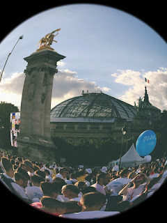 la foule sur le pont Alexandre III pour Paris 2024