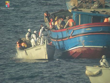 Barcone affonda di fronte alle coste libiche: riaffiorano i primi corpi