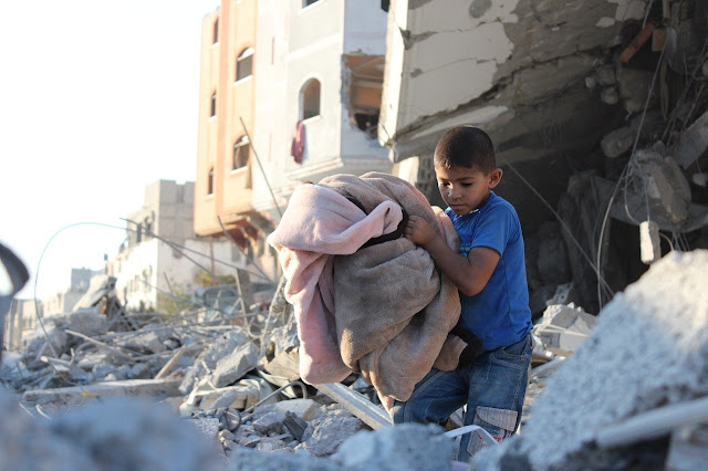 Un bambino tra le macerie di Gaza