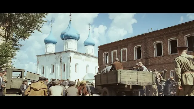 Кадр из фильма с пленными на фоне церкви