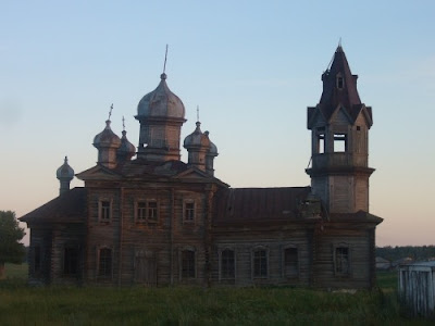 Iglesia ortodoxa rusa de madera abandonada Russian Orthodox Church abandoned timber