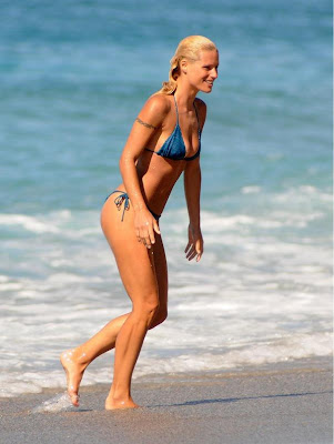 Michelle Hunziker in bikini having fun in beach Papparazi pics