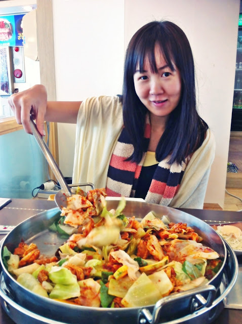 Chuncheon Stir-fried dakgalbi in big pan (철판 닭갈비) | www.meheartseoul.blogspot.sg