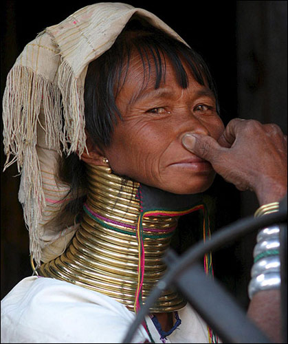 long أغرب العادات والتقاليد في قبائل بورما ، ينتج عنها أطول أعناق عند النساء