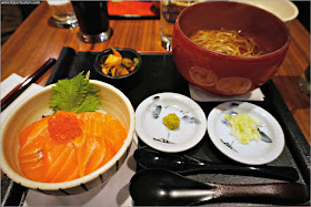 Salmon Ikura Don Mini Bowl & Noodle Set del Restaurante Ootoya en Nueva York